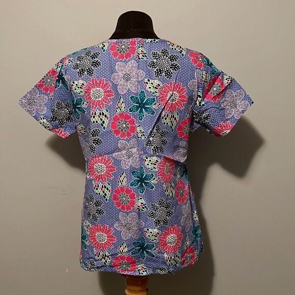 Zoe + Chloe Women's Multicolor Floral Print V-Neck Short Sleeve Scrub Top - Picture 4 of 7